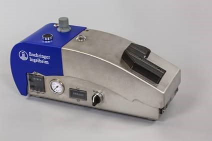 Zootec Double II vaccinator – Equipment used for administering two vaccines through one needle simultaneously to one day old chick in a safe and efficient way